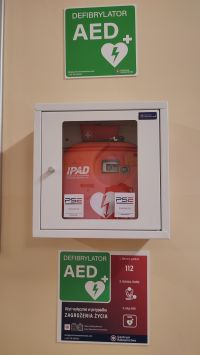 Defibrylator AED w Szkole Podstawowej w Pustelniku