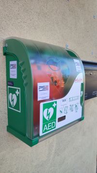 Defibrylator AED przed budynkiem Urzędu Gminy w Stanisławowie