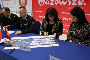 Zdjęcia z podpisania umów