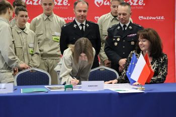 Zdjęcia z podpisania umów