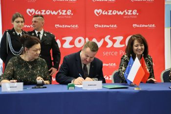 Zdjęcia z podpisania umów