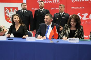 Zdjęcia z podpisania umów