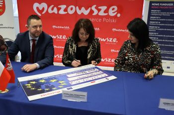 Zdjęcia z podpisania umów
