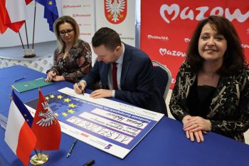 Zdjęcia z podpisania umów