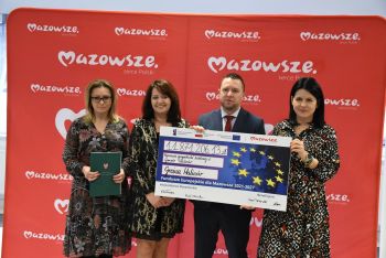 Zdjęcia z podpisania umów